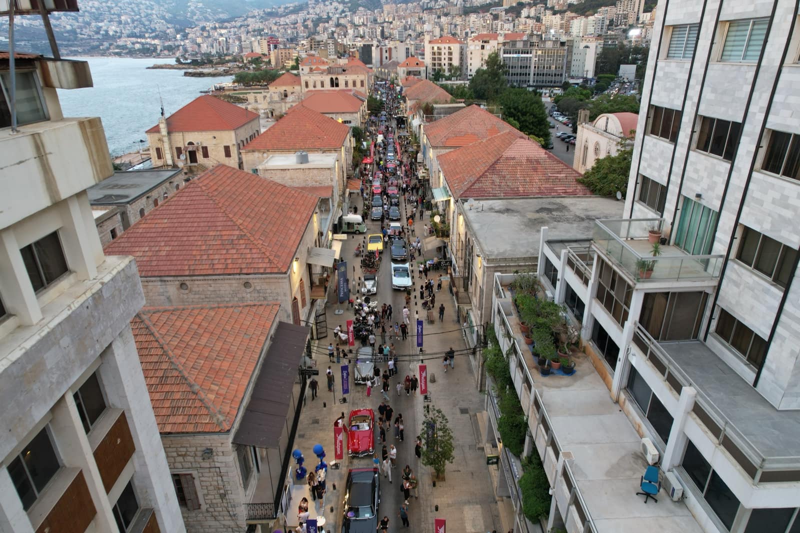 The parade seen from above, the whole souk street filled with classics and the crowd between them
