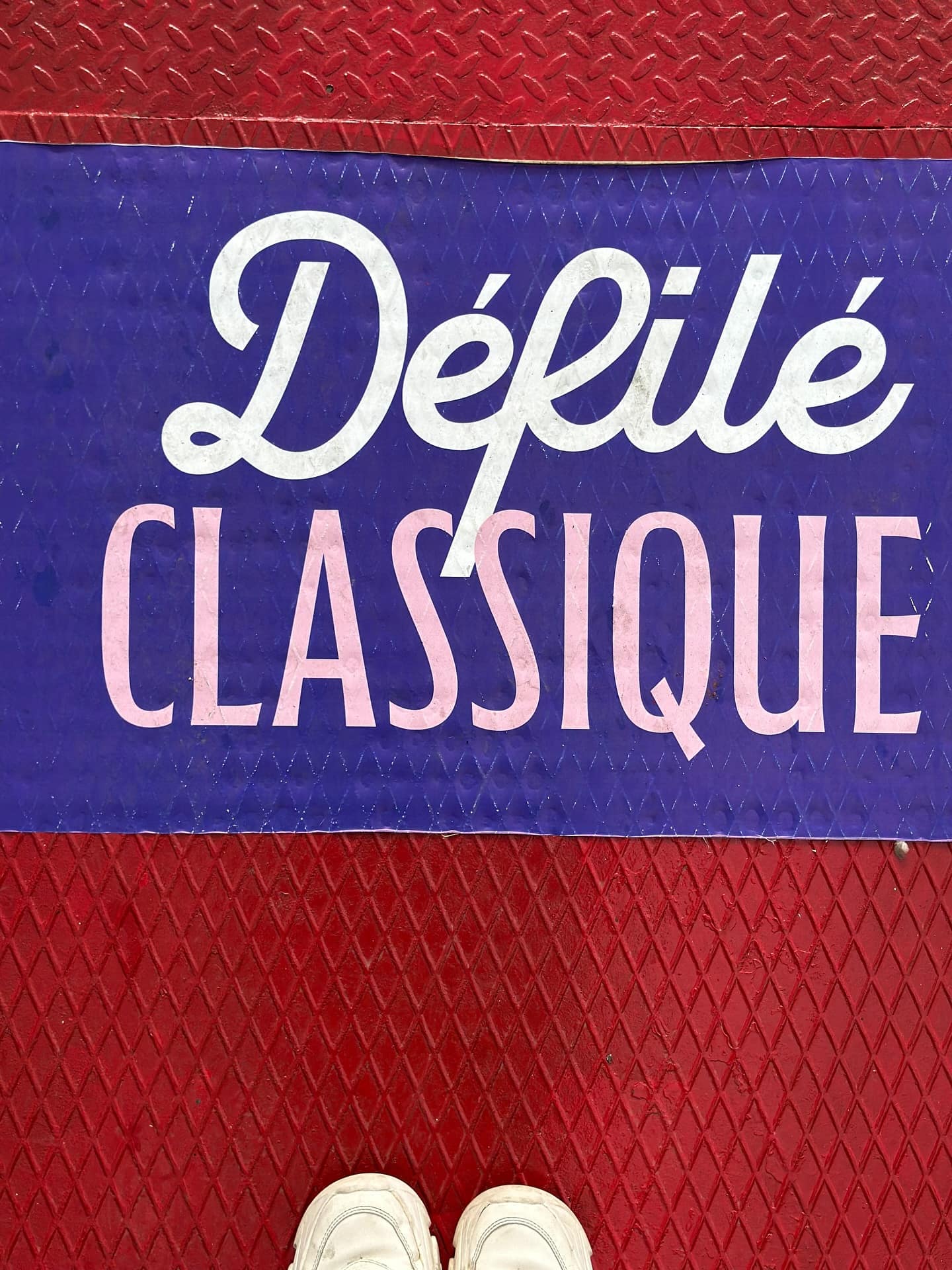 The Défilé Classique banner on a red tread plate